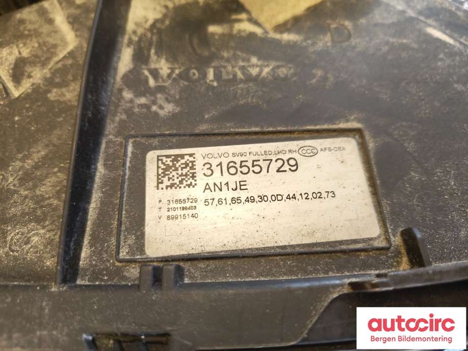Frontlykt høyre halogen til Volvo V90 / V90 CC / S90 2016-->> (VOLVO|31655741|)