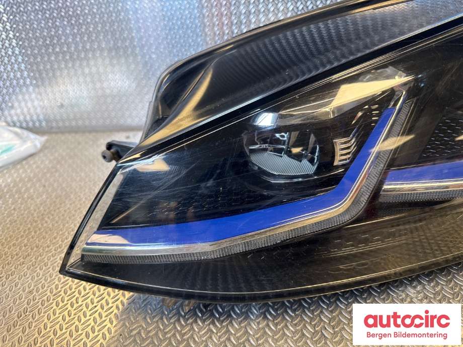 Frontlykt venstre halogen til VW e-Golf 2017-2020 (Fase 2)  (VOLKSWAGEN|5G1 941 113 B|)