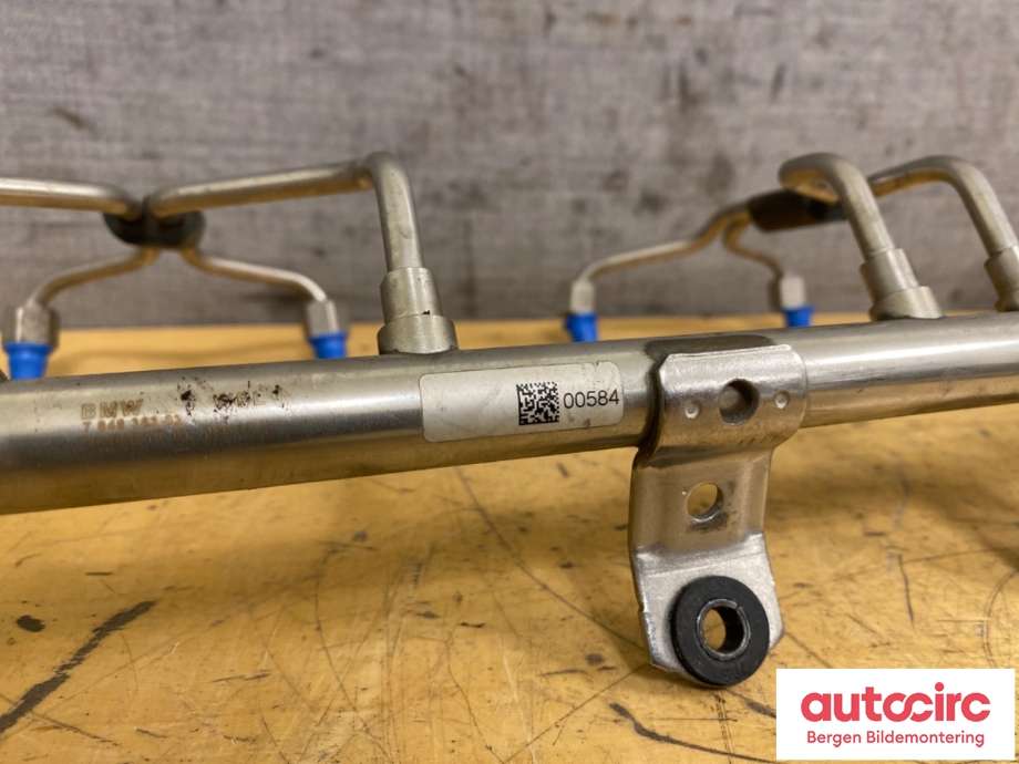 Dyseskinne (fuelrail) til BMW 4-Serie 2013-2020 (F32/F33/F36) (F32/F33/F36) (BMW|13 53 7 848 363|7 848 363-02)