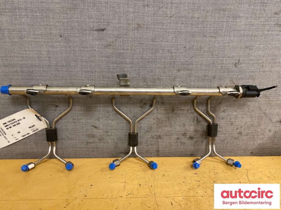 Dyseskinne (fuelrail) til BMW 4-Serie 2013-2020 (F32/F33/F36) (F32/F33/F36) (BMW|13 53 7 848 363|7 848 363-02)