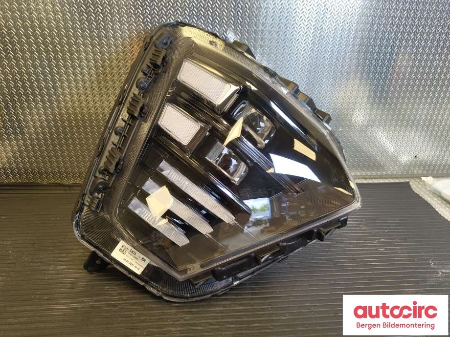 Frontlykt høyre halogen til Hyundai Kona 2024-->> (Type II) (HYUNDAI|92102-HF100|)