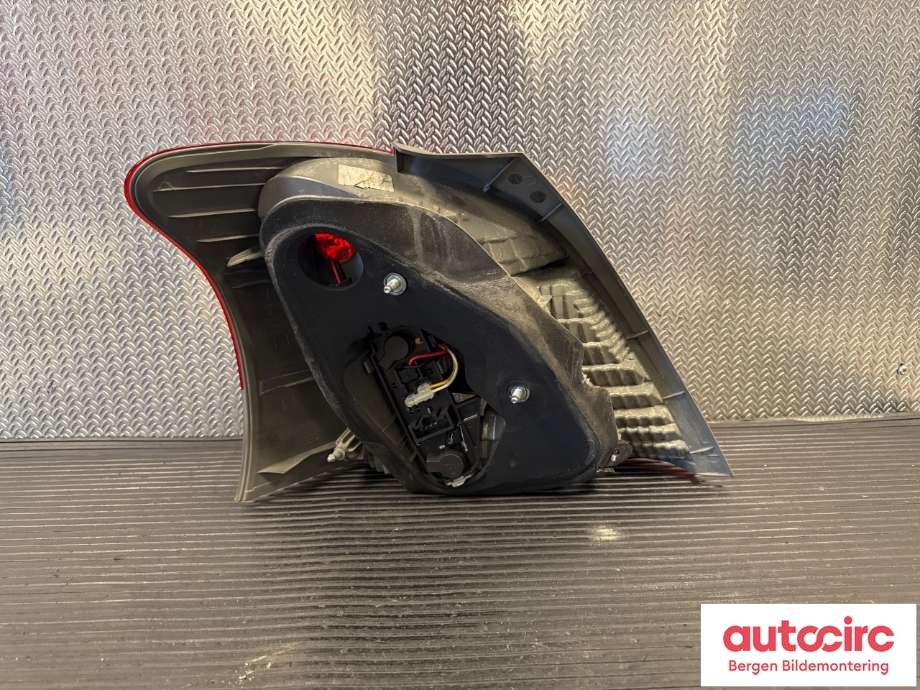 Baklykt høyre til Toyota Yaris 2009-2011 (Type II, Fase 2)  (TOYOTA|815510D251|)
