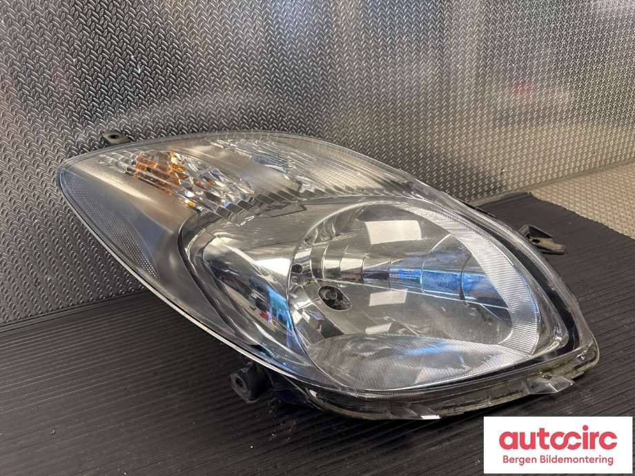 Frontlykt høyre halogen til Toyota Yaris 2009-2011 (Type II, Fase 2) (TOYOTA|811300D350|)