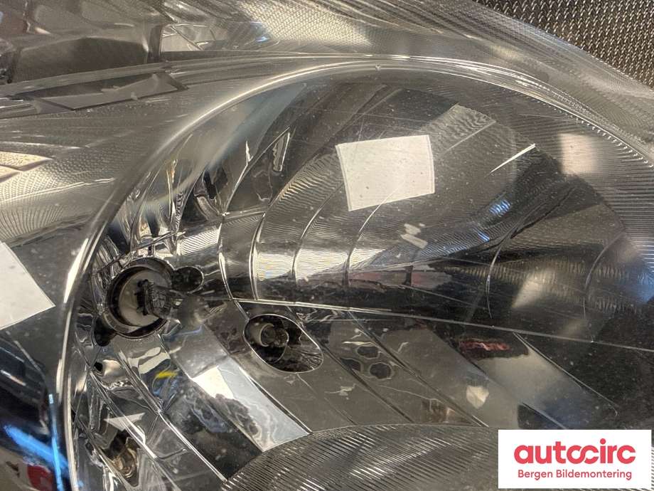 Frontlykt høyre halogen til Toyota Yaris 2009-2011 (Type II, Fase 2) (TOYOTA|811300D350|)