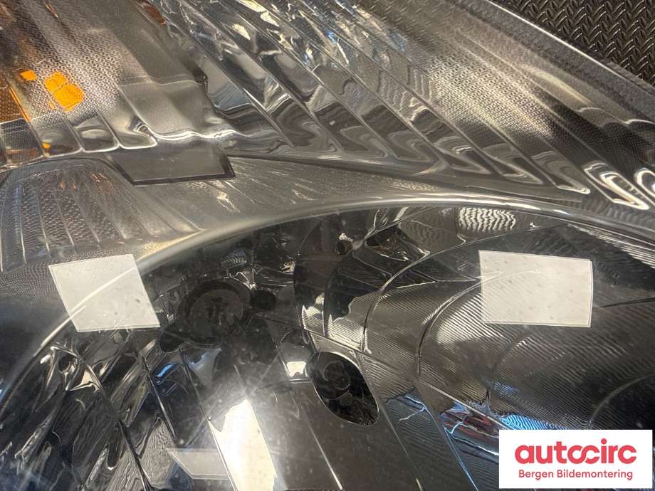 Frontlykt høyre halogen til Toyota Yaris 2009-2011 (Type II, Fase 2) (TOYOTA|811300D350|)