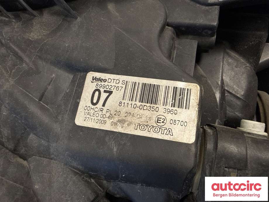 Frontlykt høyre halogen til Toyota Yaris 2009-2011 (Type II, Fase 2) (TOYOTA|811300D350|)