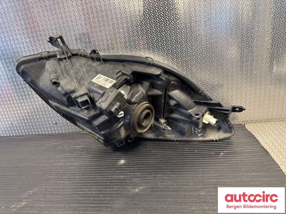 Frontlykt høyre halogen til Toyota Yaris 2009-2011 (Type II, Fase 2) (TOYOTA|811300D350|)