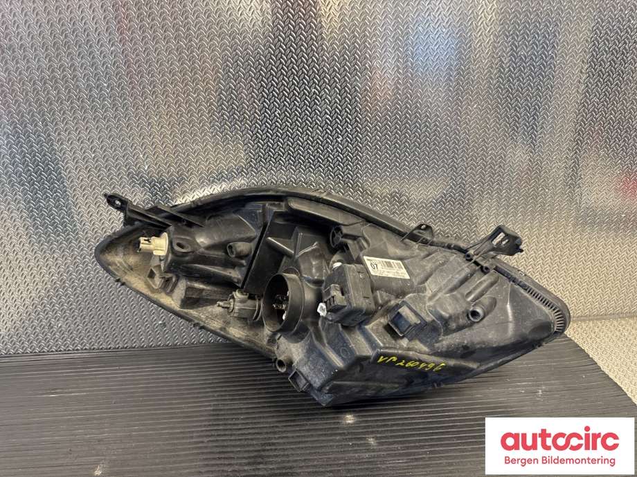 Frontlykt venstre halogen til Toyota Yaris 2009-2011 (Type II, Fase 2)  (TOYOTA|811700D350|)