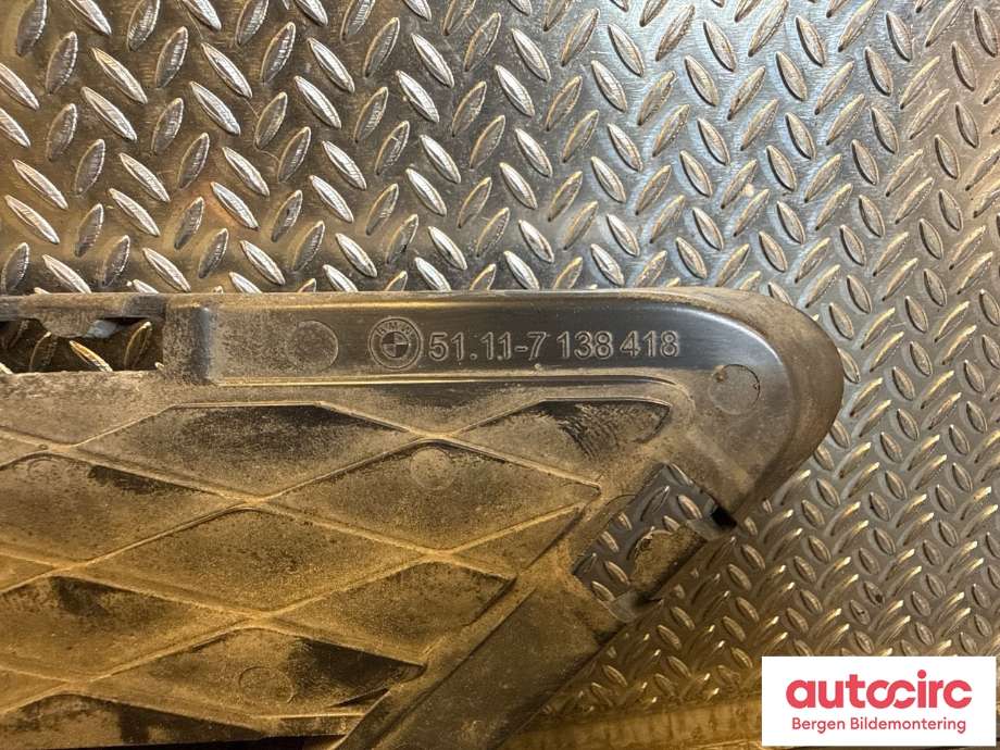 Grill høyre til BMW 3-Serie 2005-2011 (E90/E91/E92/E93) (E90/E91/E92/E93) (BMW|51 11 7 138 418|)