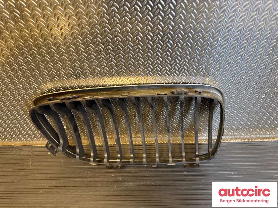 Grill venstre til BMW 3-Serie 2005-2011 (E90/E91/E92/E93) (E90/E91/E92/E93) (BMW|51 13 7 201 967|)