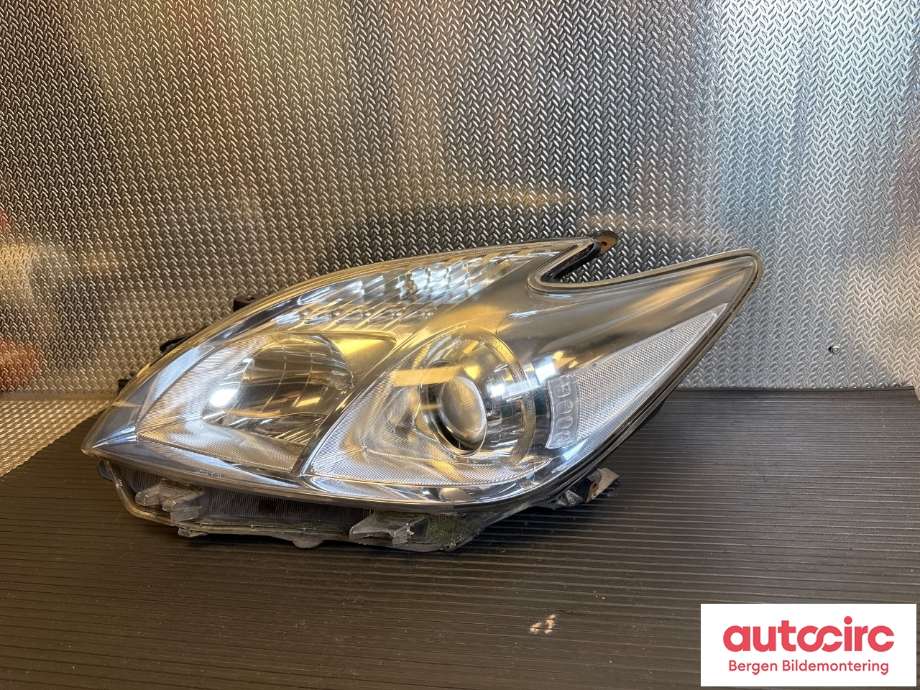 Frontlykt venstre halogen til Toyota Prius 2009-2016 (Type III) (COMBI) (COMBI) (TOYOTA|8117047253|8117047252|)