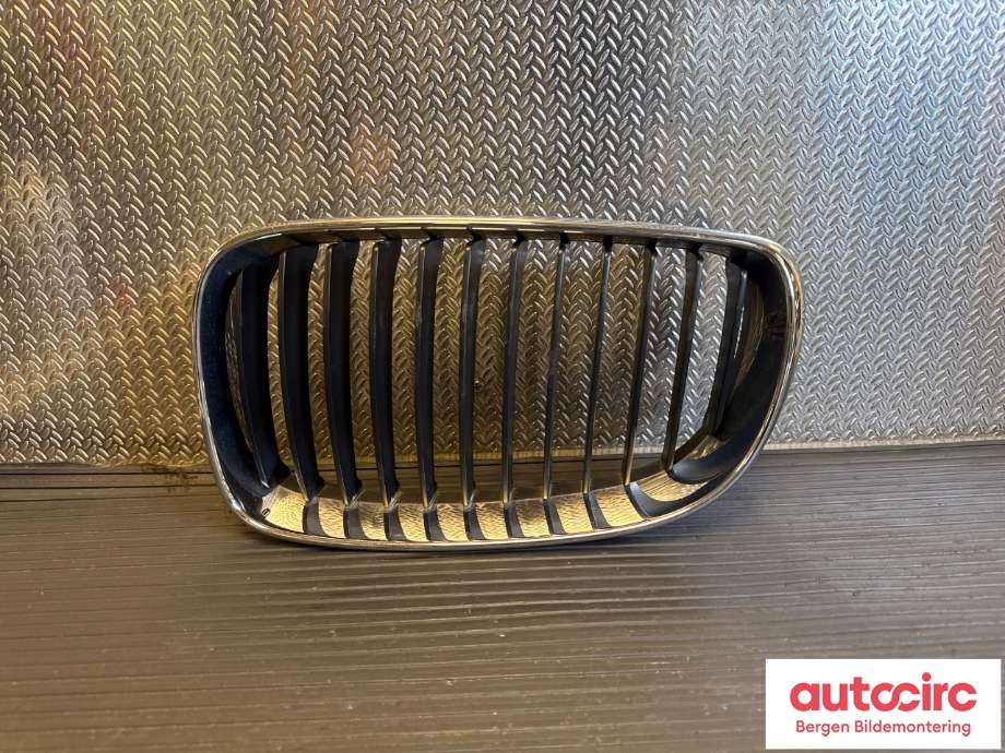 Grill venstre til BMW 1-Serie 2004-2011 (E81/E82/E87/E88) (E81/E82/E87/E88) (BMW|51 13 7 166 439|)