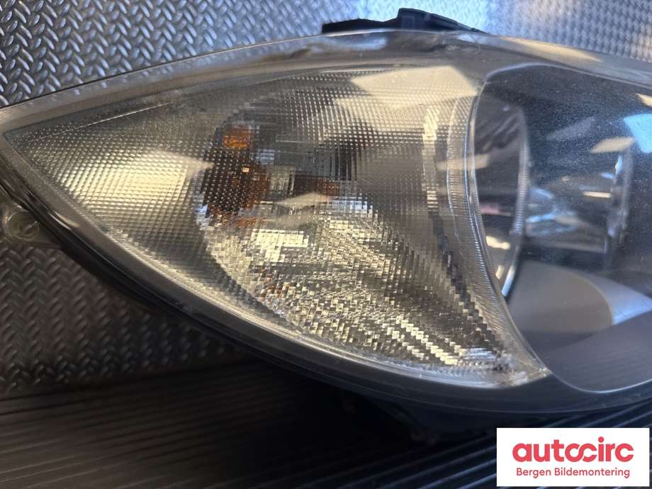 Frontlykt høyre halogen til BMW 1-Serie 2004-2011 (E81/E82/E87/E88) (E81/E82/E87/E88) (BMW|63 11 7 249 650|)