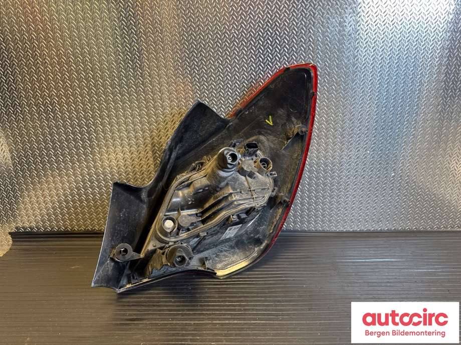 Baklykt venstre til Opel Corsa E 2015-2019  (OPEL|39090647|13454496|)