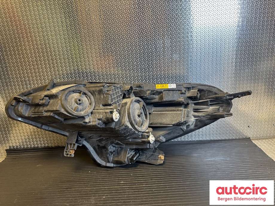 Frontlykt høyre halogen til Opel Corsa E 2015-2019  (OPEL|39068628|13381348|)