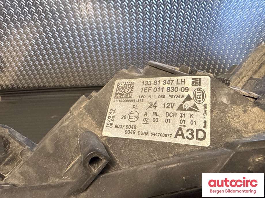 Frontlykt venstre halogen til Opel Corsa E 2015-2019  (OPEL|39068627|13381347|)