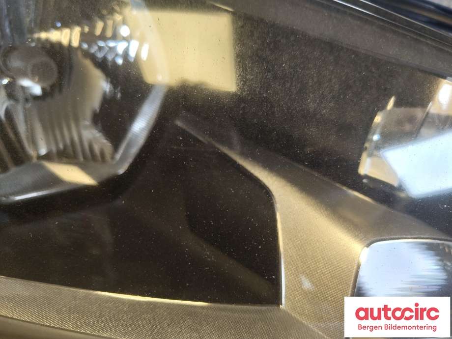 Frontlykt høyre halogen til VW Golf VII 2012-2017 (Fase 1)  (VOLKSWAGEN|5G1941006E|)