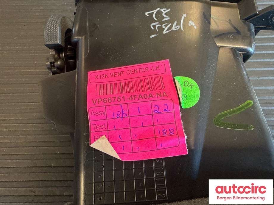 Dashbord friskluftdyse til Nissan NV200 2010-2019 (NISSAN|687514FA0A|)