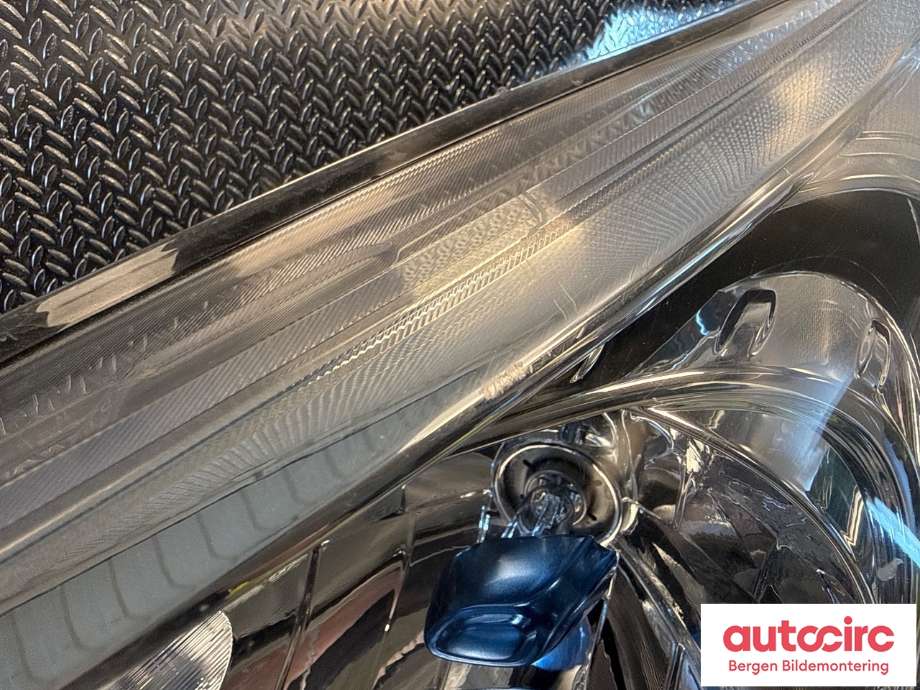 Frontlykt venstre halogen til Nissan NV200 2010-2019  (NISSAN|260604FA0A|)