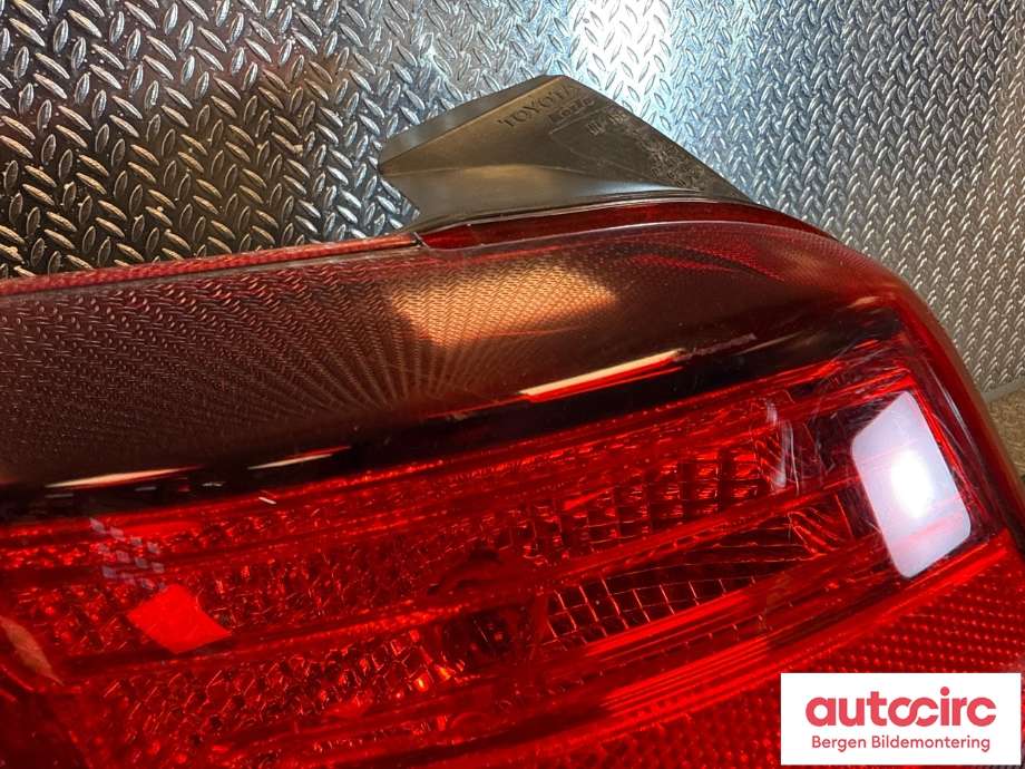 Baklykt venstre til Toyota Yaris 2014-2020 (Type III, Fase 2)  (TOYOTA|815610D600|)