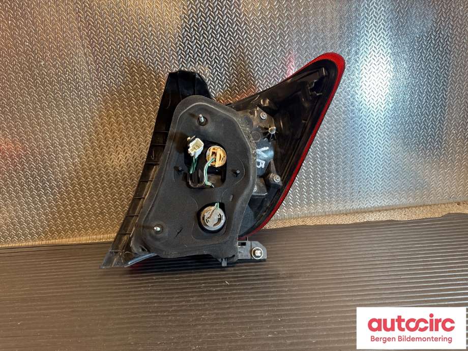 Baklykt venstre til Toyota Yaris 2014-2020 (Type III, Fase 2)  (TOYOTA|815610D600|)