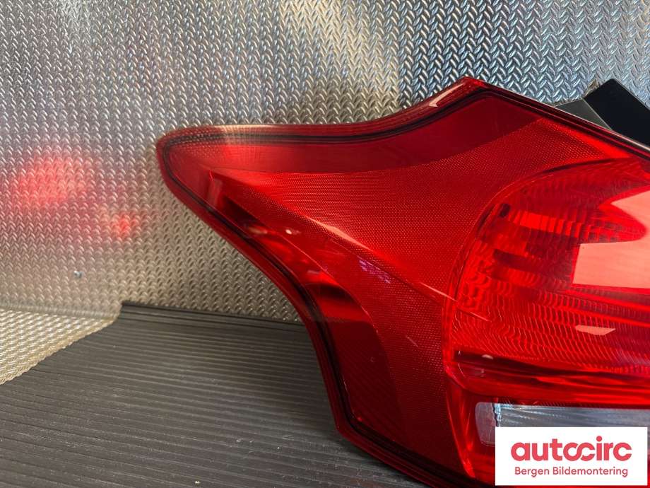 Baklykt venstre til Ford Focus 2014-2018 (Type III, Fase 2) (FORD|1906355|F1EB-13405-CF|)