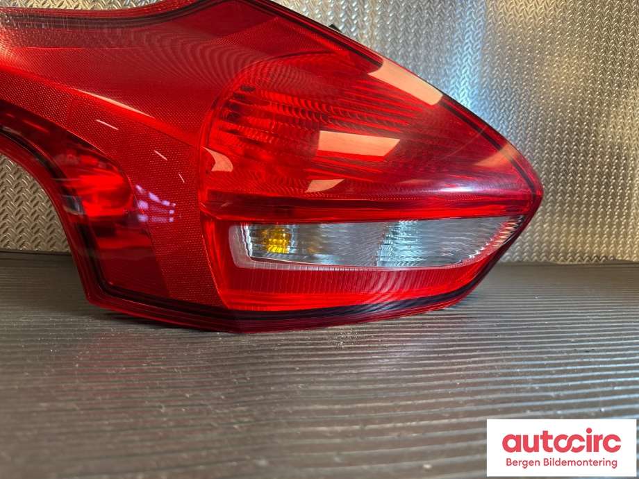 Baklykt venstre til Ford Focus 2014-2018 (Type III, Fase 2) (FORD|1906355|F1EB-13405-CF|)