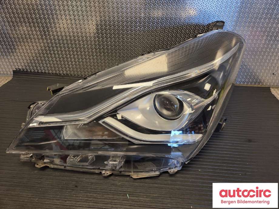 Frontlykt venstre halogen til Toyota Yaris, 2014-2020 (Type III, Fase 2)  (TOYOTA|811700DK10)