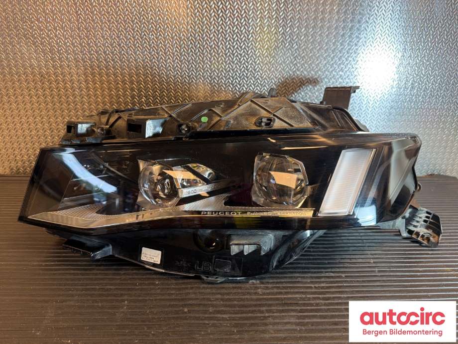 Frontlykt venstre halogen til Peugeot 508, 2018-->> (Type II)  (PEUGEOT|1638036680)