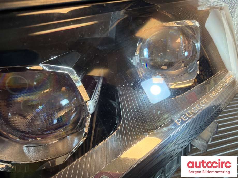 Frontlykt venstre halogen til Peugeot 508 2018-->> (Type II) (PEUGEOT|1638036680|)