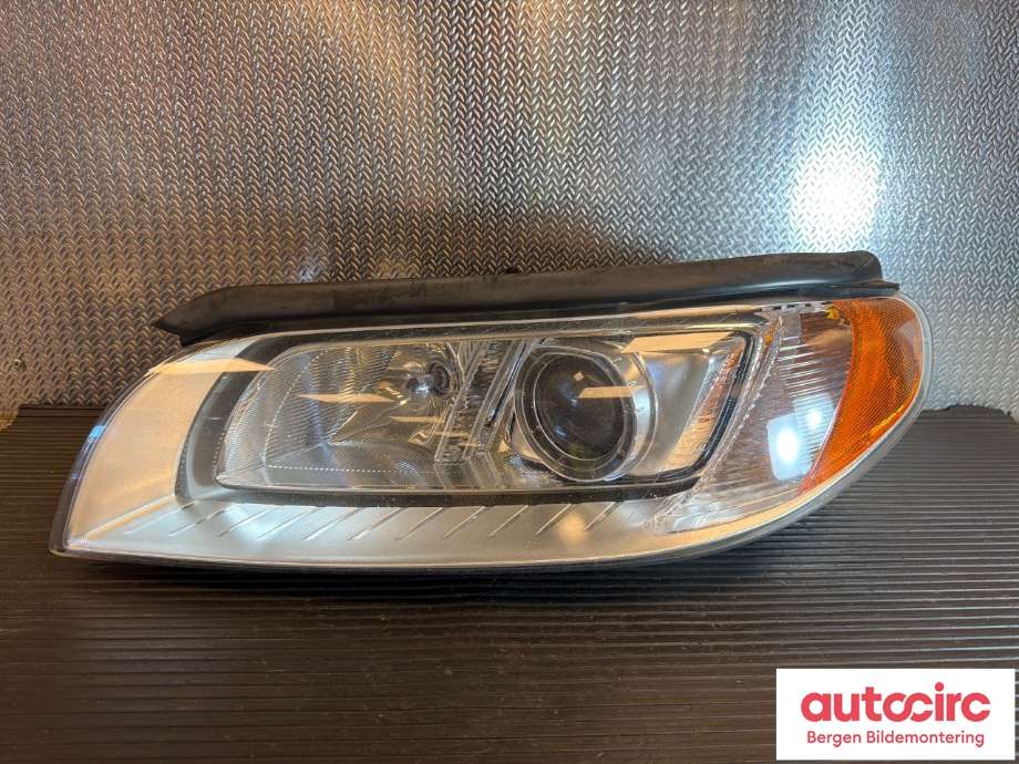 Frontlykt venstre halogen til Volvo V70, 2007-2013 (Type III, Fase 1) (VOLVO|31353538)
