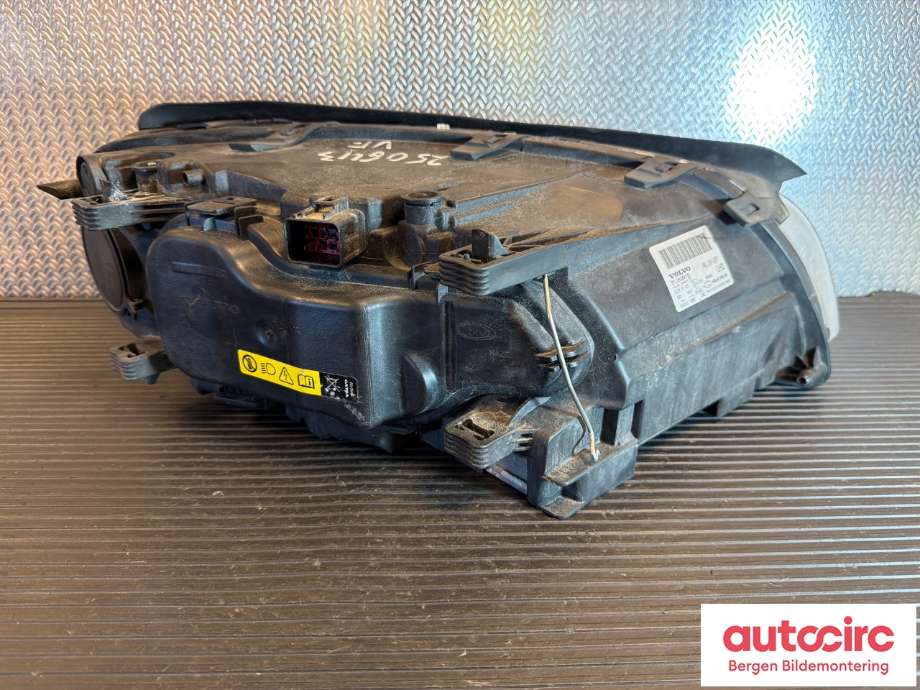 Frontlykt venstre halogen til Volvo V70 2007-2013 (Type III, Fase 1)  (VOLVO|31353538||31283915)