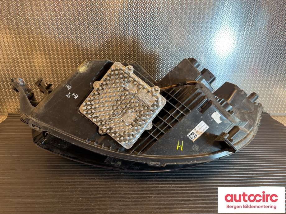 Frontlykt høyre halogen til Jaguar I-PACE 2018-->>  (JAGUAR|T4K10158|T4K19696|J9D313W029EB)