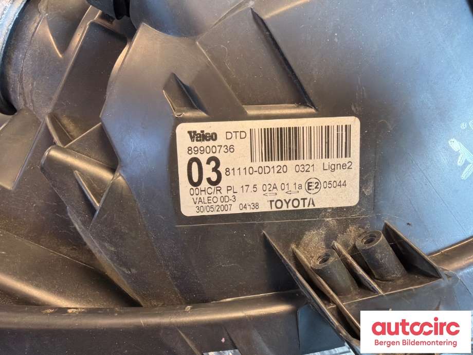 Frontlykt venstre halogen til Toyota Yaris 2006-2009 (Type II, Fase 1) (TOYOTA|811700D120|)