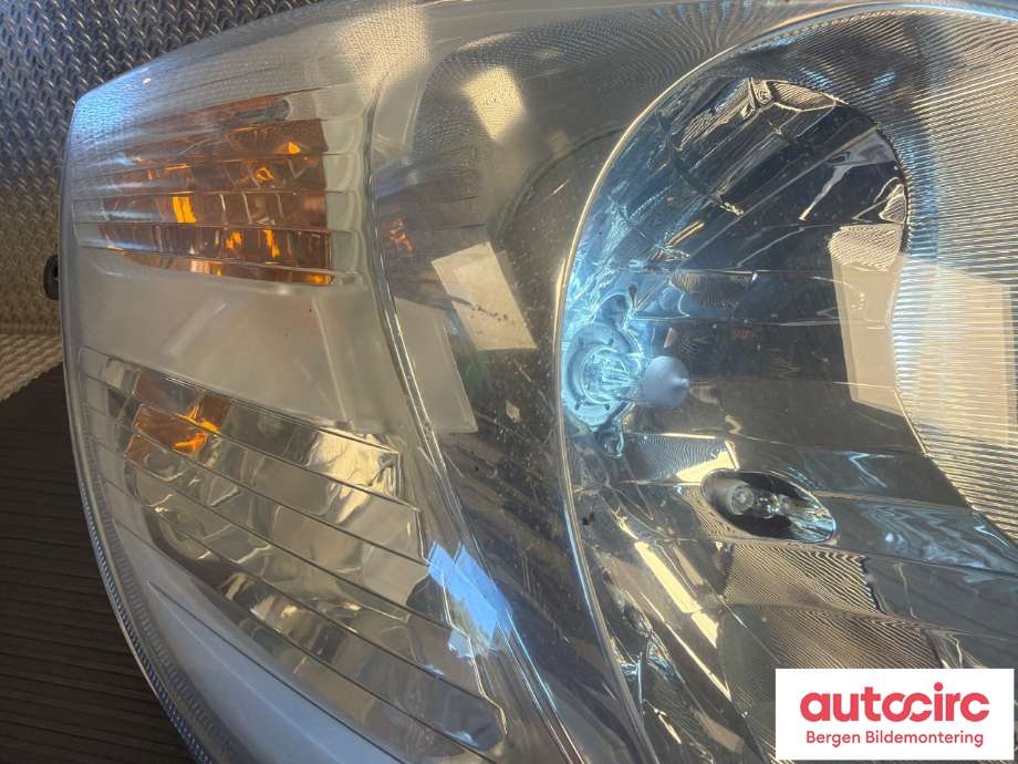 Frontlykt høyre halogen til Toyota Yaris 2006-2009 (Type II, Fase 1)  (TOYOTA|811300D120|)