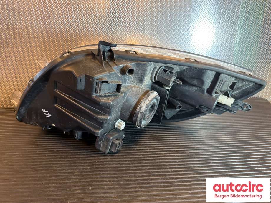 Frontlykt høyre halogen til Toyota Yaris 2006-2009 (Type II, Fase 1)  (TOYOTA|811300D120|)