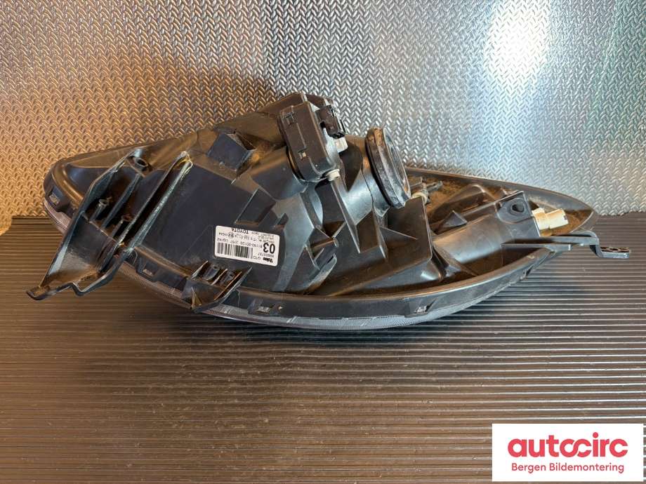 Frontlykt høyre halogen til Toyota Yaris 2006-2009 (Type II, Fase 1)  (TOYOTA|811300D120|)