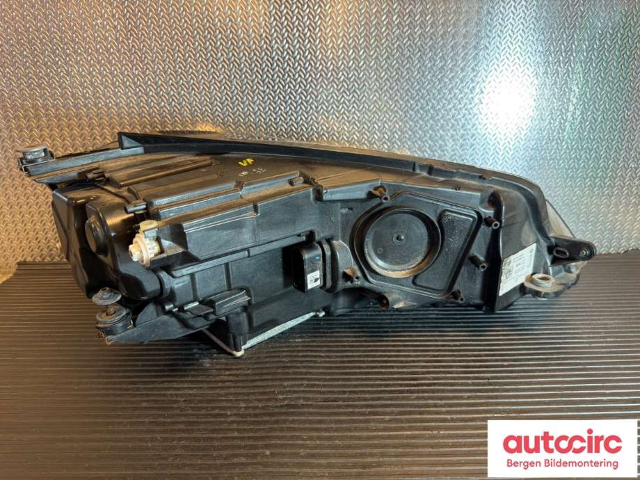 Frontlykt venstre halogen til VW e-Golf 2017-2020 (Fase 2)  (VOLKSWAGEN|5GE 941 773 B|)