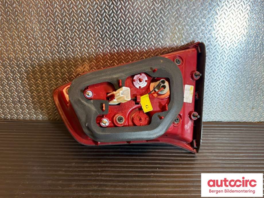 Baklykt venstre indre til Kia Sportage 2010-2016 (Type III)  (KIA|92405 3W010|)