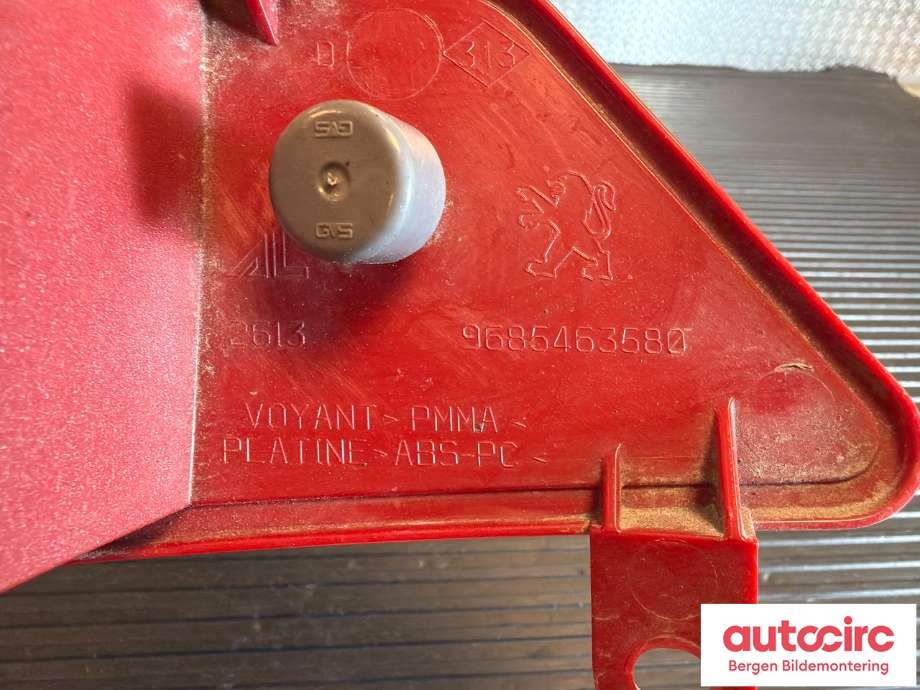 Baklykt fra støtfanger til Peugeot 3008 2009-2016 (Type I) (PEUGEOT|6351 HG||9685463580)