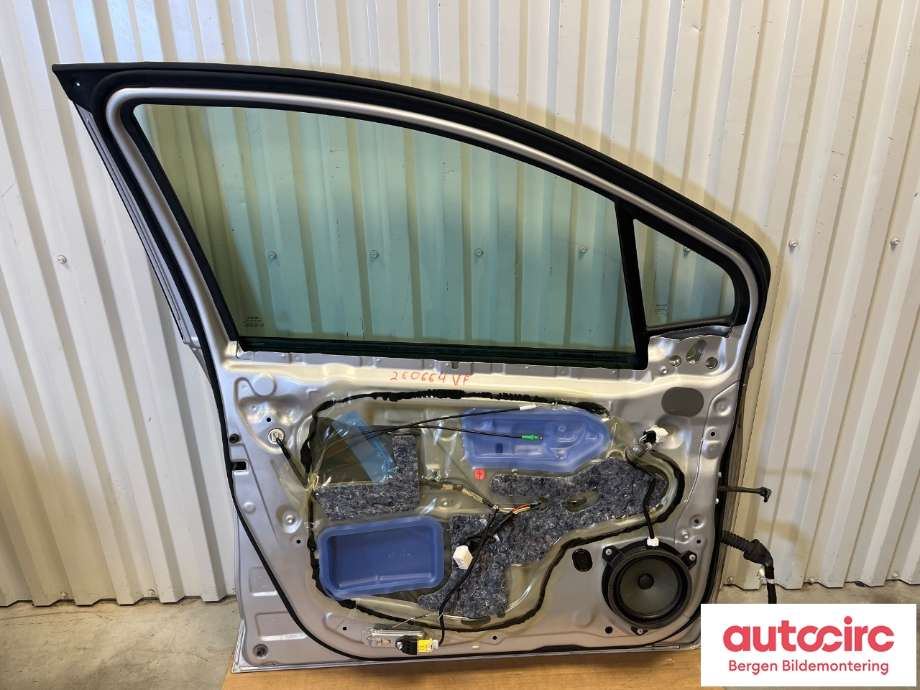 Dør venstre foran til Toyota Yaris 2014-2020 (Type III, Fase 2)  (TOYOTA|670020D510|)