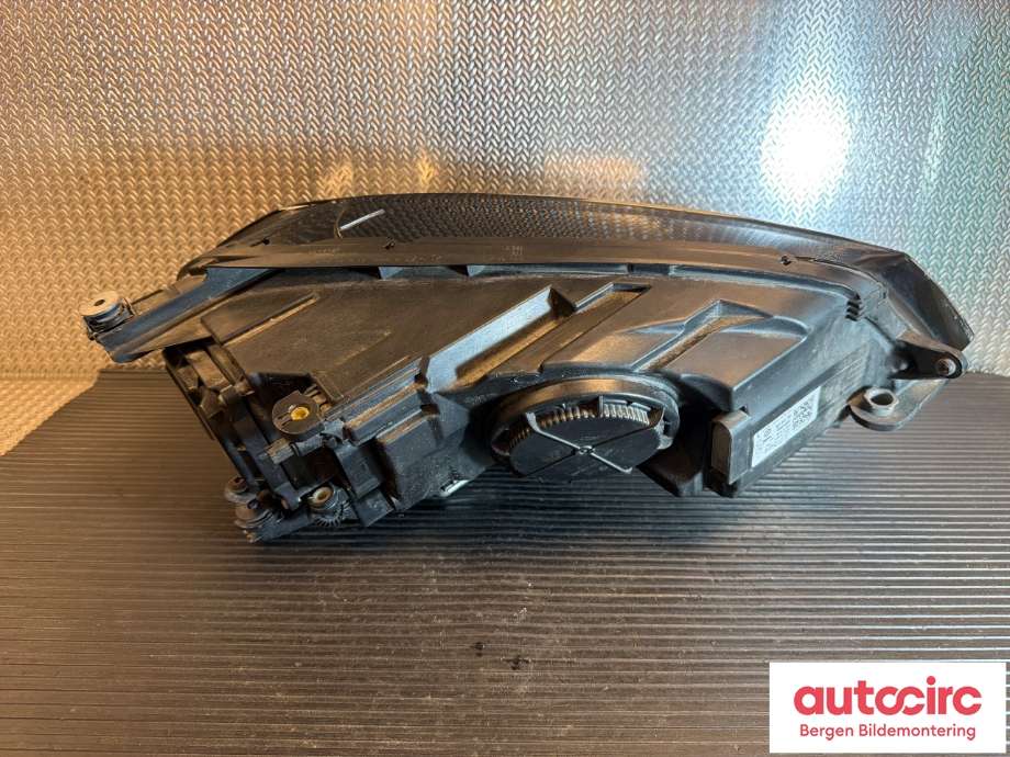 Frontlykt venstre halogen til VW Golf VII 2012-2017 (Fase 1) (VOLKSWAGEN|5G1 941 753||5G1941751)