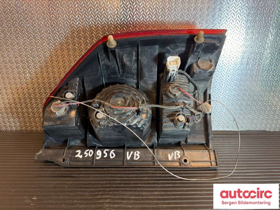 Baklykt venstre til Mitsubishi Pajero 2000-2006 (Type III)  (MITSUBISHI|MN133765|)