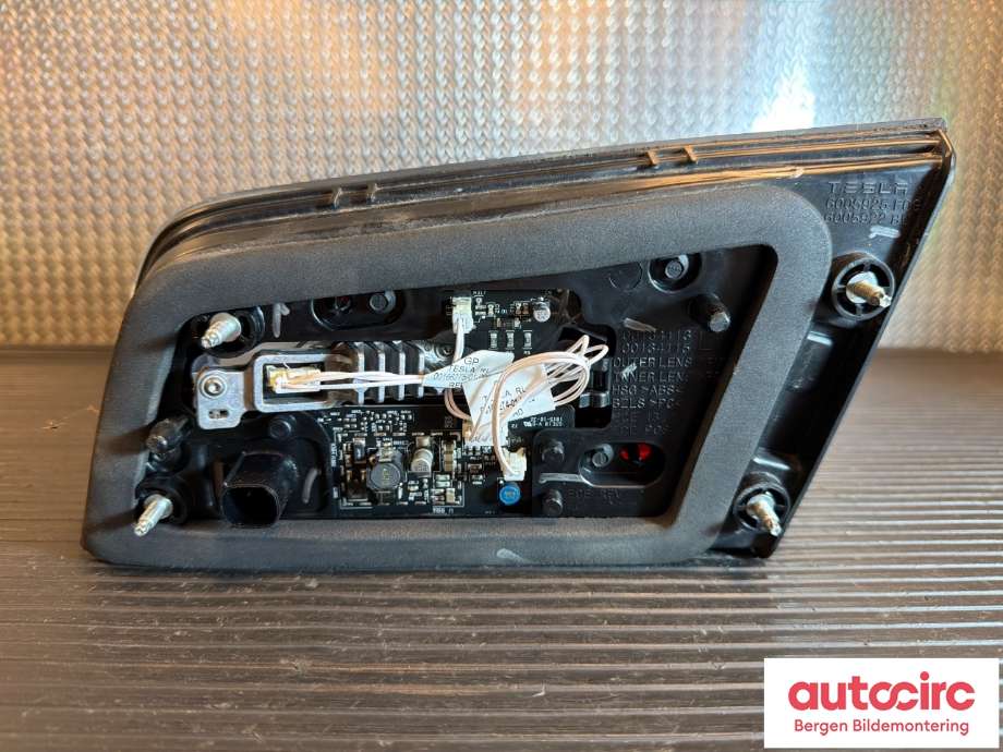 Baklykt venstre indre til Tesla Model S 2016-2021 (Fase 2) (TESLA|6005925-00-C|)