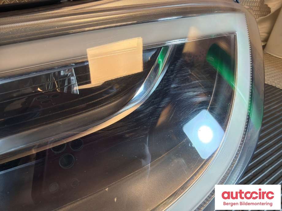 Frontlykt venstre halogen til Tesla Model S 2016-2021 (Fase 2) (TESLA|1053574-00-E||1053574-00-C)