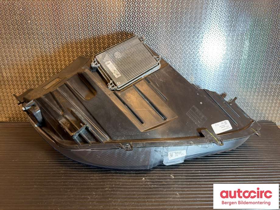 Frontlykt venstre halogen til Tesla Model S 2016-2021 (Fase 2) (TESLA|1053574-00-E||1053574-00-C)
