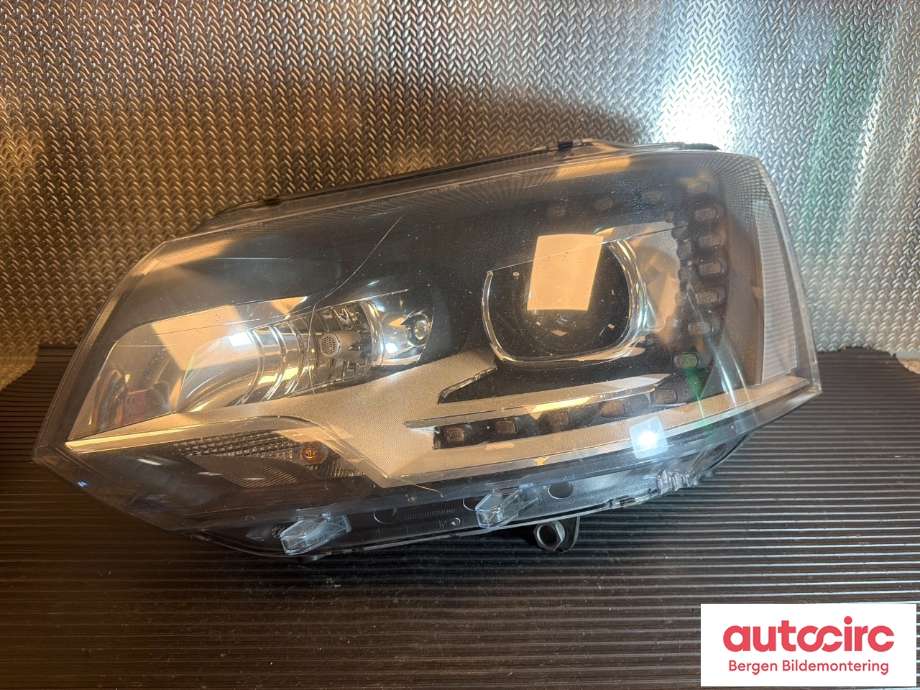 Frontlykt venstre halogen til VW Transporter / Caravelle, 2009-2015 (Fase 2) (T5) (T5) (VOLKSWAGEN|7E5 941 017)
