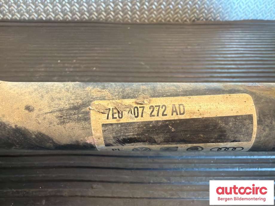 Drivaksel høyre foran til VW Transporter / Caravelle 2009-2015 (Fase 2) (T5) (T5) (VOLKSWAGEN|7E0 407 272 AD|)