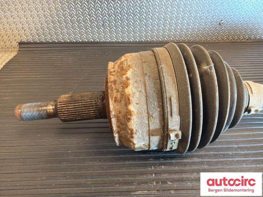 Drivaksel høyre foran til VW Transporter / Caravelle 2009-2015 (Fase 2) (T5) (T5) (VOLKSWAGEN|7E0 407 272 AD|)