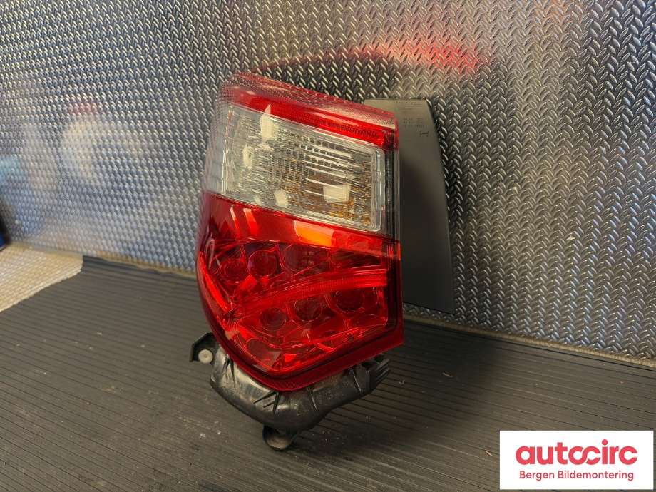 Baklykt venstre til Toyota Yaris 2014-2020 (Type III, Fase 2)  (TOYOTA|815600DB70|)